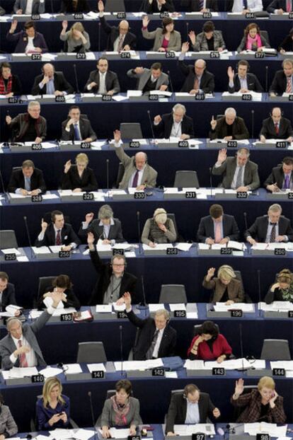 Eurodiputados votan en la sesión de hoy en Estrasburgo en la que se ha aprobado la euroorden de protección a víctimas.