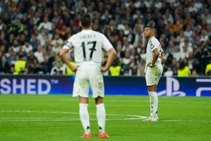 Los jugadores del Real Madrid tras el tercer gol del Milan este martes.