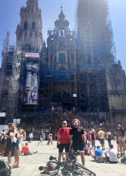 El autor del artículo junto a su hijo Guillem en la plaza del Obradoiro, ante la Catedral de Santiago de Compostela.