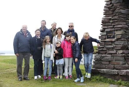 La Familia Real de Noruega de vacaciones en Vardo, en agosto de 2015. De izquierda a derecha, el rey Harald, la reina Sonia; detrás, Haakon de Noruega, Mette Marit, Marta Luisa de Noruega y Ari Behn; delante, Leah Isadora Behn, Emma Tallulah, Maud Angelica Behn, la princesa Ingrid Alexandra y el príncipe Sverre Magnus.