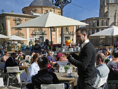 La terraza de una cafeter&iacute;a  en la plaza del Virgen de Valencia. 