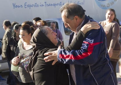 Dos miembros de familias de etnia gitana se abrazan en O Porri&ntilde;o tras regresar de Castilla el pasado 30 de noviembre.