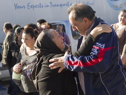 Dos miembros de familias de etnia gitana se abrazan en O Porri&ntilde;o tras regresar de Castilla el pasado 30 de noviembre.