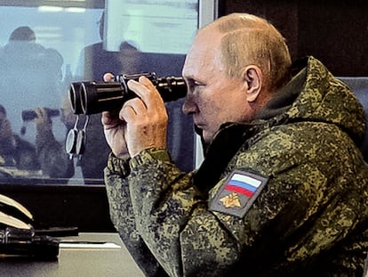 El presidente ruso, Vladimir Putin, observa el ejercicio militar Vostok 2022, en el extremo oriental de Rusia, el 6 de septiembre.