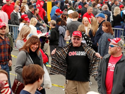 Un partidario de Donald Trump muestra su camiseta, en la que pone CNN es 'fake news', antes de un mitin electoral en marzo de 2020 Charlotte, Carolina del Norte.