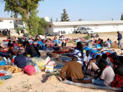 Refugiados que estavam detidos em delegacia bombardeada na Líbia dizem que os carcereiros alvejavam os imigrantes que tentaram escapar durante o ataque aéreo