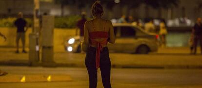 Una prostituta en una plaza.