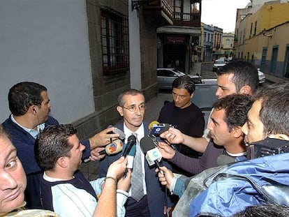 El juez Juan José Cobo responde a un grupo de periodistas.