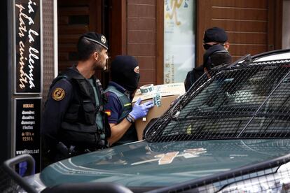Agentes de la Guardia Civil, en uno de los registros de Sabadell.