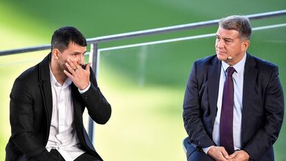Kun Agüero (a la izquierda), en el Camp Nou, junto con el presidente del Barcelona, Joan Laporta, en el acto de su despedida como jugador profesional.