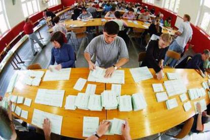 Funcionarios suizos escrutan los votos tras el referéndum de ayer sobre la integración en el espacio de Schengen.