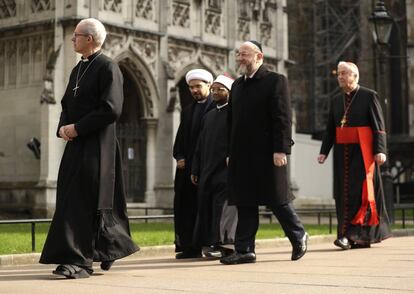 El arzobispo de Canterbury, Justin Welby (i) y el presidente de los rabinos de la Commonwealth, Ephraim Mirvis (2 por la derecha) junto con otros líderes religisoso durante una vigilia junto al Parlamento.