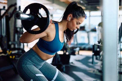 Una mujer en el gimnasio.