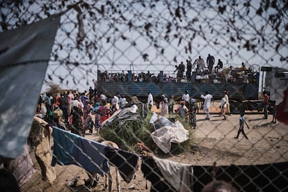 En la fotografía, un camión cargado con refugiados sudaneses llega al centro de tránsito de Renk, donde son registrados como refugiados por la Organización Internacional de las Migraciones (OIM), el pasado 14 de febrero. Así llegaron Nema Musa, sus hermanas y su madre. Según los últimos datos del Alto Comisionado de las Naciones Unidas para los Refugiados (Acnur) de marzo de 2025, 12,9 millones de personas se han visto obligadas a abandonar sus hogares en Sudán debido a la guerra. De ellos, 8,9 millones son desplazados internos y 3,8 millones han cruzado la frontera para refugiarse en países vecinos.