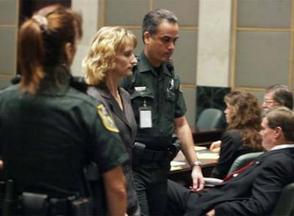 Shipman (segunda por la izquierda) pasa ante Nowak (sentada, de espaldas) en la sala de vistas