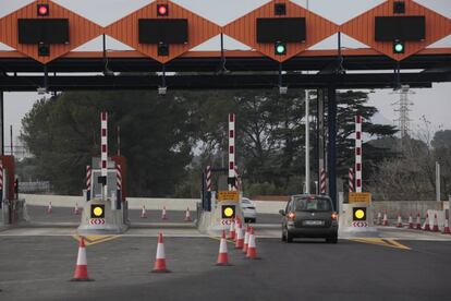 Carteles en la AP-7, a su paso por Vila-seca, que advierten a los conductores de que no se paren.