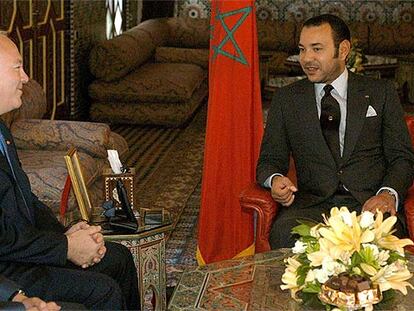 Miguel Ángel Moratinos conversa con el rey Mohamed VI en su residencia de Tánger.