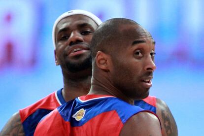 LeBron, junto a Kobe, durante el All Star que tuvo lugar en Houston.