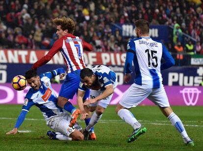 Diego Reyes, Javi Fuego y David L&oacute;pez defienden ante la llegada de Griezmann.