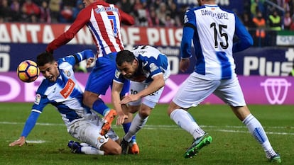 Diego Reyes, Javi Fuego y David L&oacute;pez defienden ante la llegada de Griezmann.