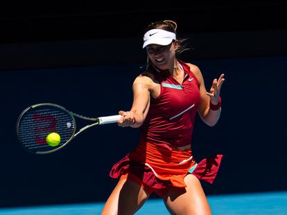 Paula Badosa golpea la pelota durante un partido de esta semana en Melbourne.