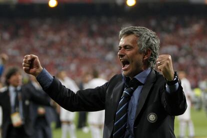 El técnico portugués celebra el título conseguido con el Inter en el Bernabéu en 2010.