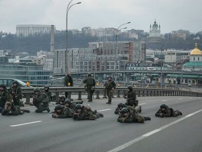 Agentes de las fuerzas ucranias toman posiciones en el centro de Kiev, este viernes.
