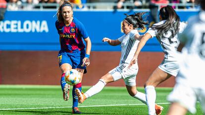 Alexia Putellas golpea el balón durante un partido de la Liga Iberdrola contra el Tacón la temporada pasada.