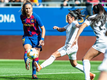 Alexia Putellas golpea el balón durante un partido de la Liga Iberdrola contra el Tacón la temporada pasada.