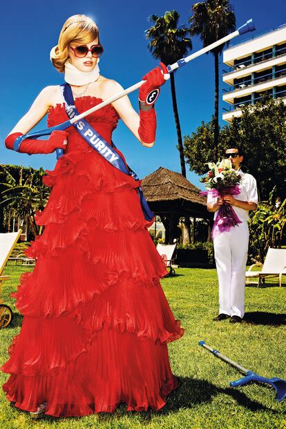 Miss Pureza enarbola una muleta con vestido de Pronovias por Manuel Mota, gafas de Carrera, diadema y collar de Pronovias, guantes de El Corte Inglés y brazalete ancho de Swarovski. Banda azul de Totus Revolutus.