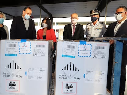 Llegada de vacunas de Pfizer a España, el 12 de abril. La ministra de Sanidad, Carolina Darias (en el centro), y el consejero de Sanidad del Gobierno de Canarias, Blas Trujillo (tercero por la izquierda), asistieron a la descarga en el aeropuerto de Gran Canaria.
