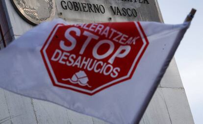 Miembros de la plataforma Stop Desahucios Euskadi, durante una concentración.