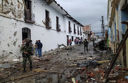 Los escombros provocados por el estallido de un carro bomba en Corinto, Cauca, el pasado 26 de marzo.