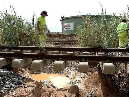Operarios de Adif, ayer, trabajando para reparar la avería en la zona de Tres Camins, en el tramo de vía entre Tarragona y Salou.