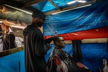 Alexis Escobar en su barbería dentro del campamento.