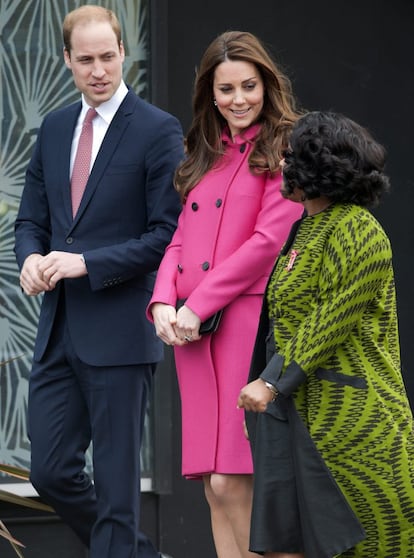 El príncipe Guillermo y la duquesa de Cambridge, Catalina junto a Doreen Lawrence, madre del joven Stephen Lawrence, asesinado en 1993, durante su visita al centro Stephen Lawrence en Londres.