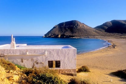 Playa masificada (de acceso fácil), pero con un arenal gozoso, junto a un acantilado de un amarillo casi blanco. Sirvió de escenario al filme Lejos del mar (2015), de Imanol Uribe. Cerca está el hotel Los Patios (www.lospatios.net). Es buena idea tomar la senda de 1,4 kilómetros desde el castillo de San Ramón a la cala del Cuervo.