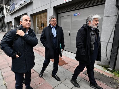 El vicepresidente de Junts, Jordi Turull, el presidente de Junts, Carles Puigdemont, y el presidente del grupo parlamentario de Junts en el Parlament de Cataluña, Albert Batet, durante la reunión de la Ejecutiva permanente de su partido, este lunes en Bruselas.