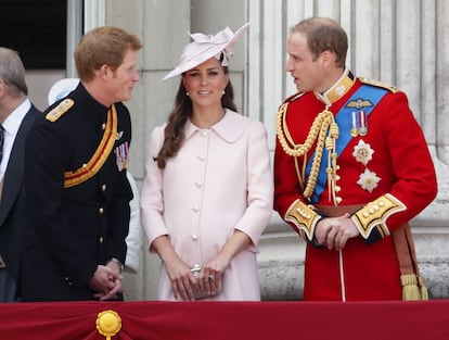 El príncipe Enrique junto a la duquesa de Cambridge y el príncipe Guillermo en el balcón del Buckingham Palace el 15 de julio de 2013.