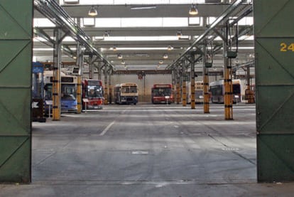 Autobuses de la EMT ya fuera de circulación, estacionados en una nave de la base de Fuencarral.