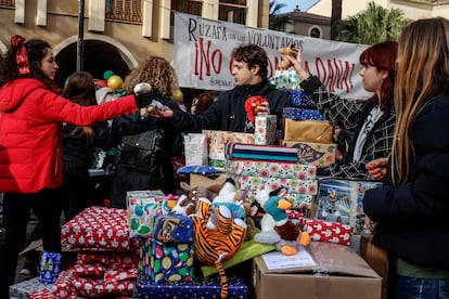 Reparto de regalos durante una cabalgata solidaria, este sábado en Paiporta, organizada por el centro de voluntarios La Cantina y Fundación Gomaespuma.