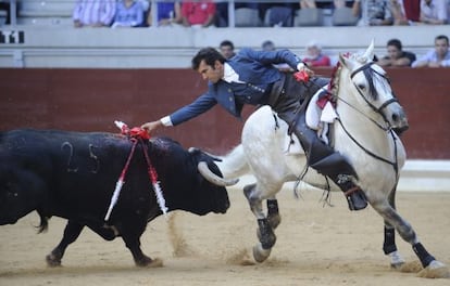 João Moura, en un lance con su segundo toro en la corrida