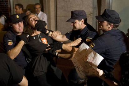 Varios policías detienen a un manifestante en la Puerta del Sol, anoche.