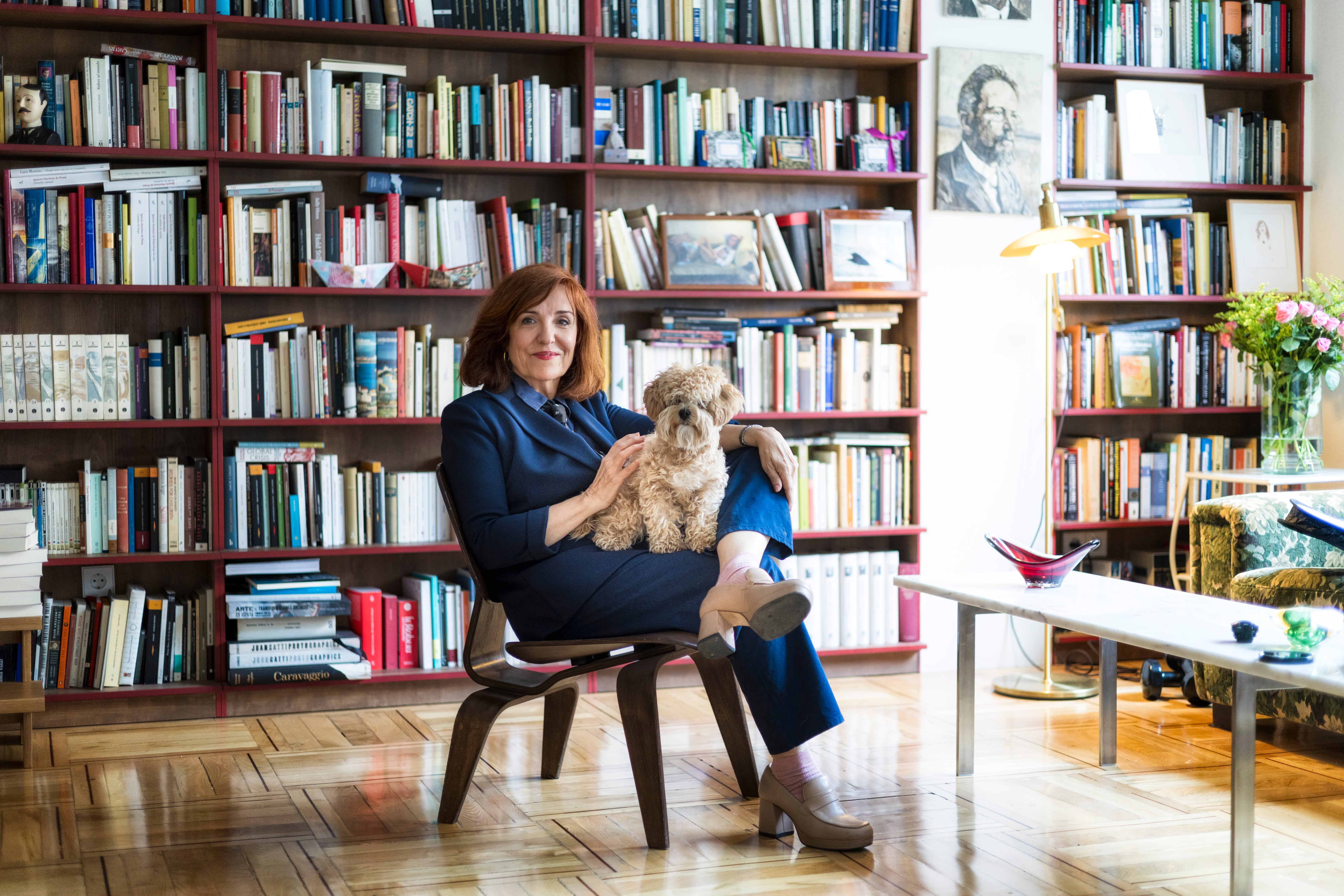 La escritora Elvira Lindo retratada en su casa de Madrid, junto a la perrita Chirli, el 29 de abril de 2026. 