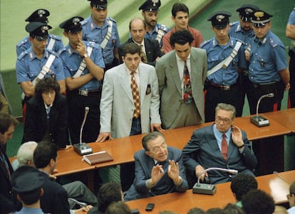 Giulio Andreotti, sentado, en el centro, durante una conferencia de prensa en el tribunal de Palermo. Era septiembre de 1995 y acababa de terminar la primera audiencia del juicio en el que fue acusado de vender favores a la mafia.