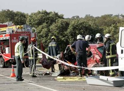 Los servicios de emergencia atienden un accidente de tráfico en Obejo (Córdoba)