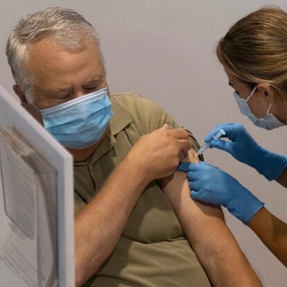 Sevilla/20-05-2021: Una sanitaria procede a la vacunación de un usuario en el centro instalado en el Estadio Olímpico de Sevilla.
FOTO: PACO PUENTES/EL PAIS