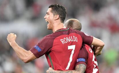 Cristiano Ronaldo y Quaresma se abrazan tras la clasificación.