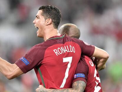 Cristiano Ronaldo y Quaresma se abrazan tras la clasificación.