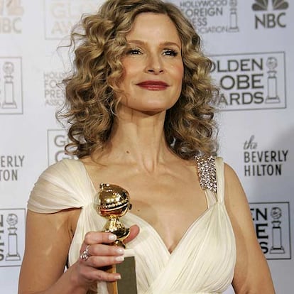 Kyra Sedgwick, protagonista de la serie &#39;The Closer&#39;, posa sonriente tras recibir el Globo de Oro a la mejor actriz dramtica en una serie de televisin. Sedgwick se ha impuesto a Patricia Arquette (&#39;Medium&#39;), Edie Falco (&#39;Los Soprano&#39;), Evangeline Lilly (&#39;Lost&#39;) y Ellen Pompeo (&#39;Anatoma de Grey&#39;).